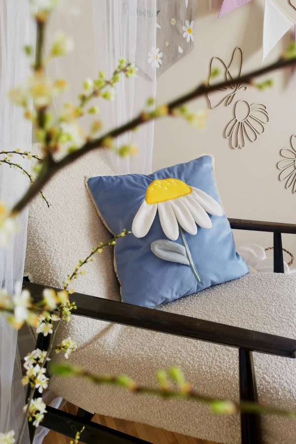 Dekoracyjna poduszka z kwiatkiem