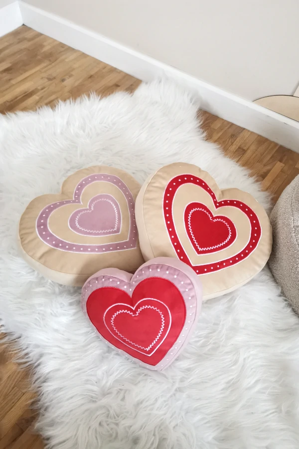 Zestaw trzech poduszek w kształcie serca