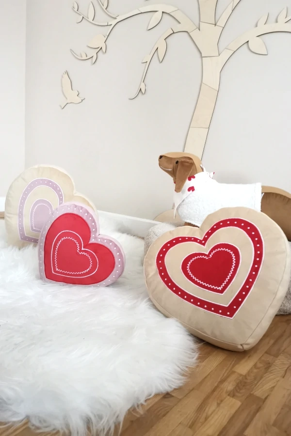 Zestaw trzech poduszek w kształcie serca