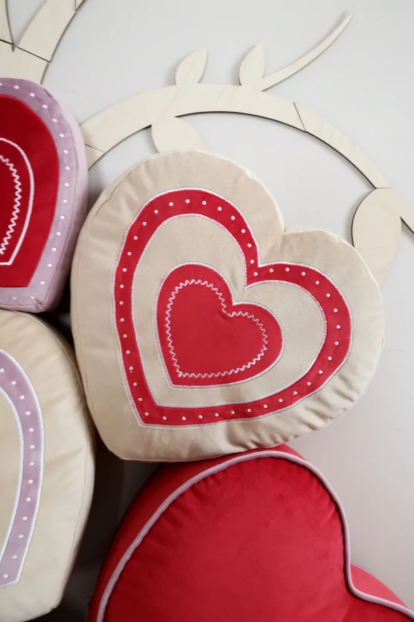 Poduszka serce – velvet z aplikacją